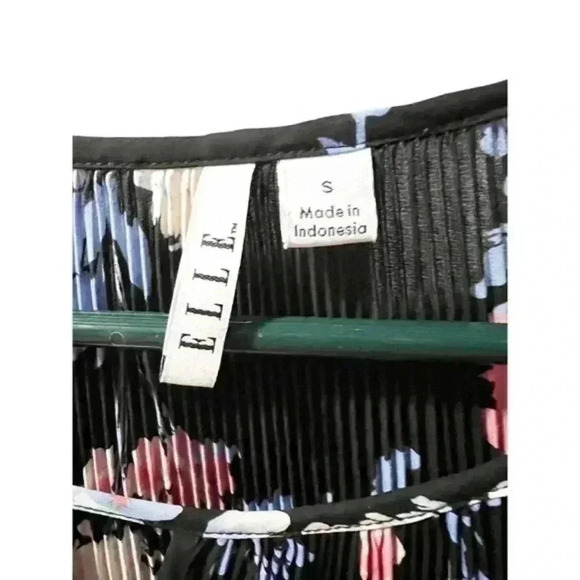 ELLE Black Floral Three Quarter Sleeve Blouse Size small - Picture 2 of 4